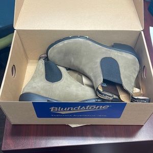 New in box Blundstone boots